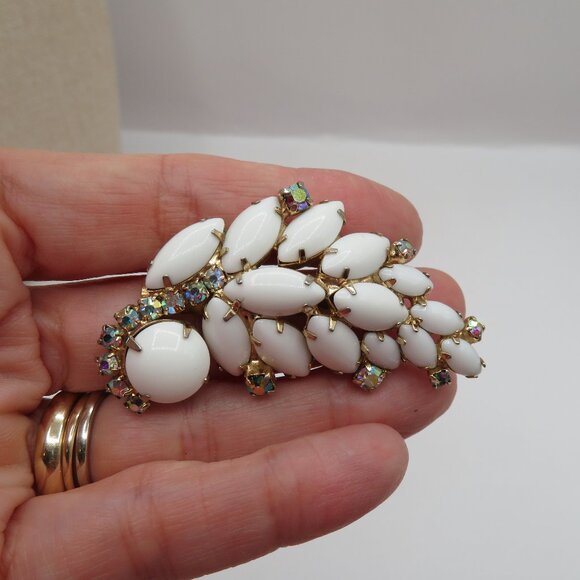 Vintage White Milk Glass with Aurora Borealis Accent Gold Tone Brooch - Picture 4 of 8